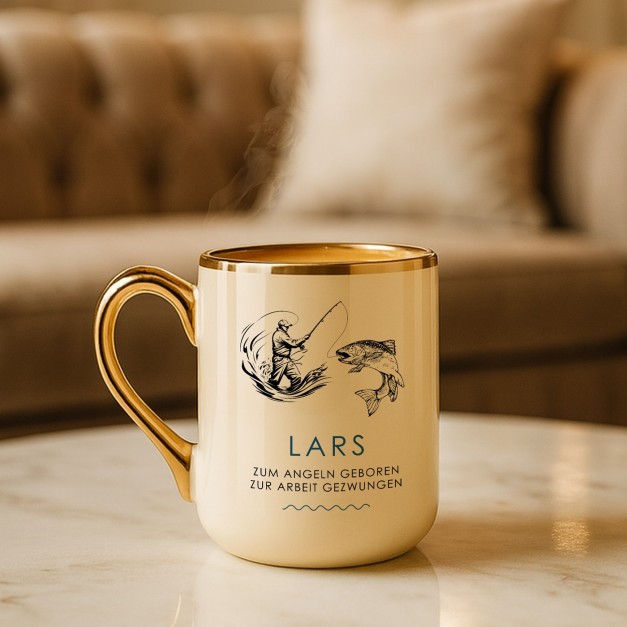 Kaffeebecher mit Goldakzenten und Aufdruck für einen Angler