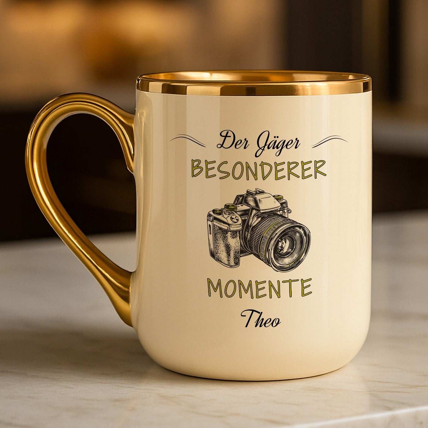 Kaffeebecher mit Goldakzenten und Aufdruck für einen Fotografen