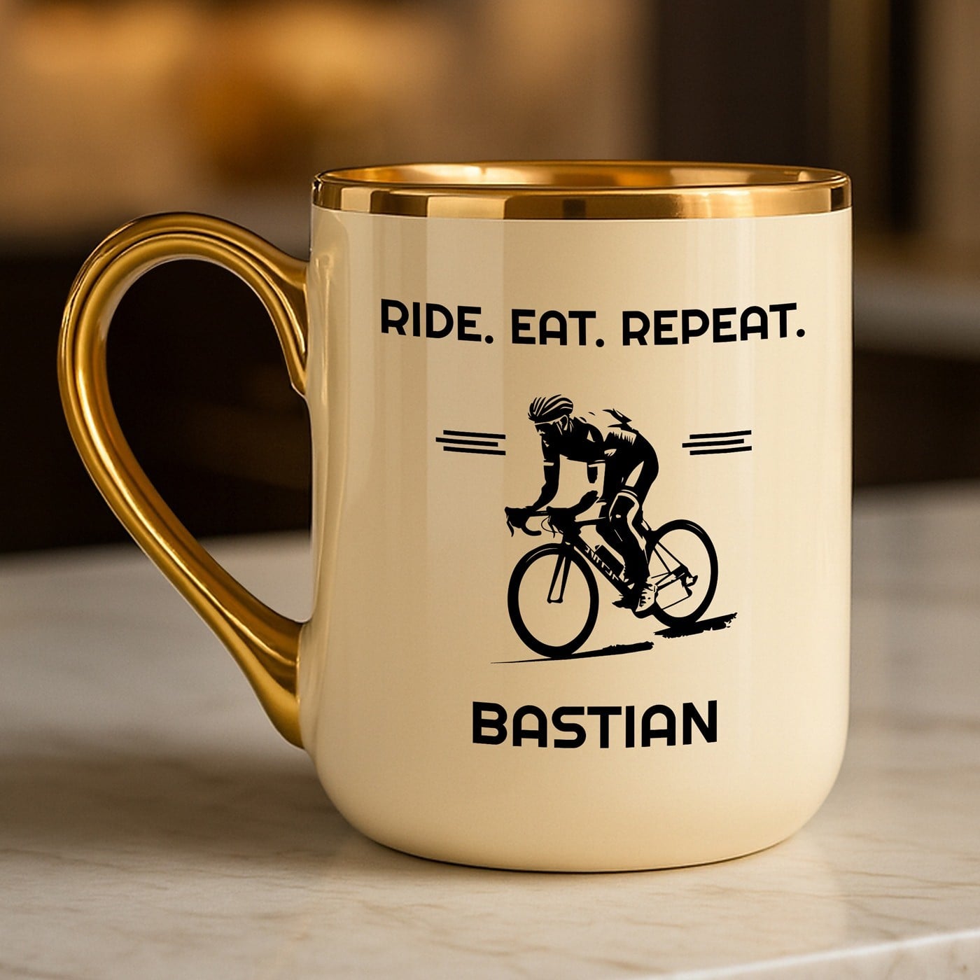 Kaffeebecher mit Goldakzenten und Aufdruck für einen Radfahrer zum Geburtstag