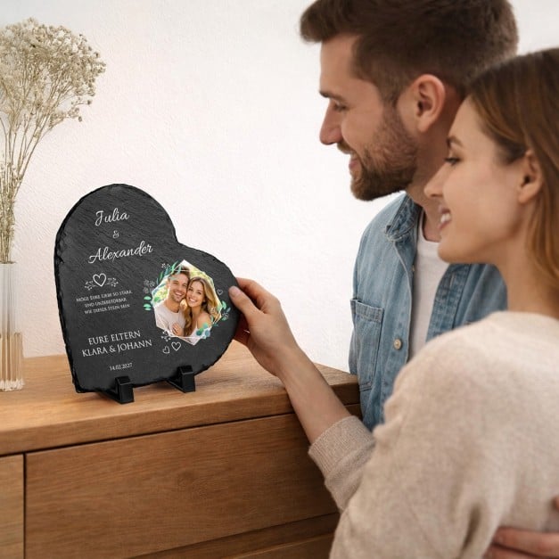 Herzförmige Schieferplatte mit Aufdruck für ein Liebespaar zur Hochzeit