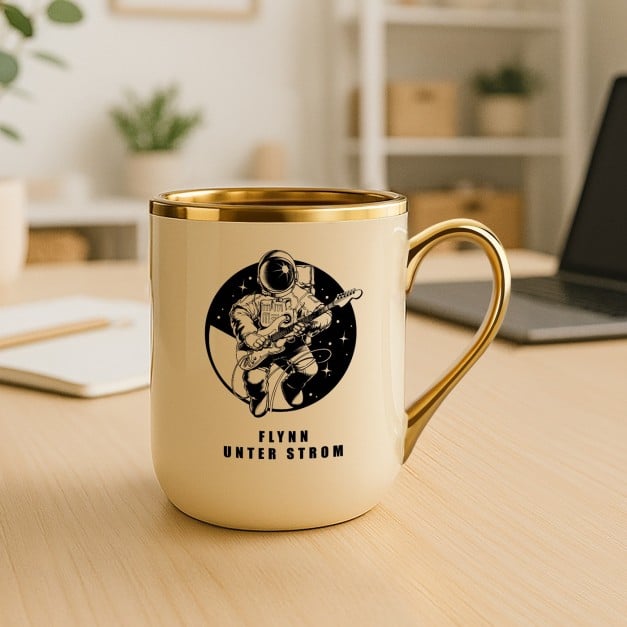 Kaffeebecher mit Goldakzenten und Aufdruck für einen Musiker